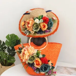 Fourre-tout en rotin multicolore avec fleurs artificielles et chapeau