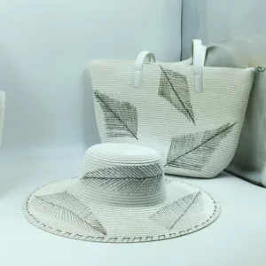 Chapeau de paille blanc et sac assorti
