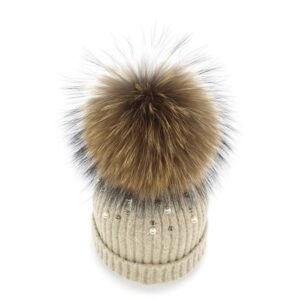 Bonnet avec pompons et perles