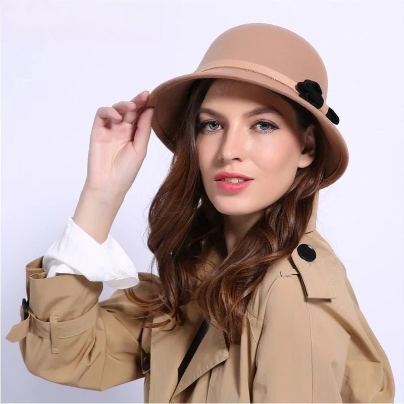 Fedora femme : de Bogart à 2025, l’histoire secrète du chapeau qui révolutionne votre style